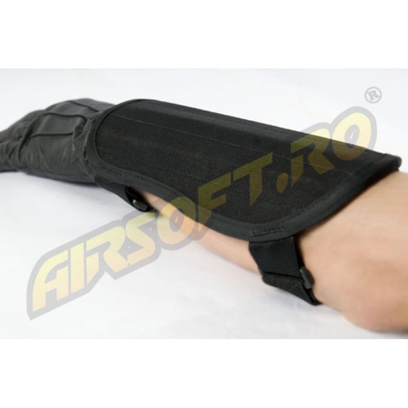 FOREARM PROTECTION SET WITH METAL INSERT